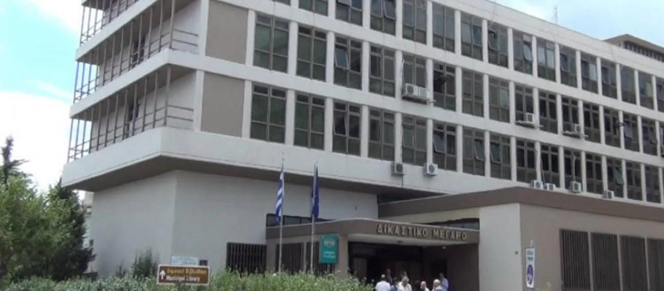 Κοζάνη: Με συνοδεία ισχυρής αστυνομικής δύναμης στον εισαγγελέα ο δράστης της επίθεσης στην εφορία (βίντεο)